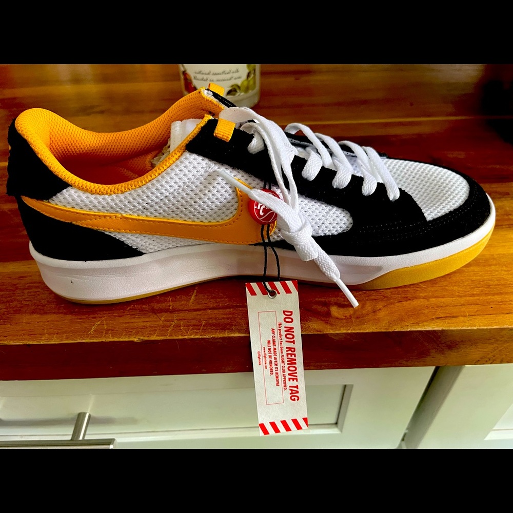 Brand new never worn Mens Nike tennis shoes